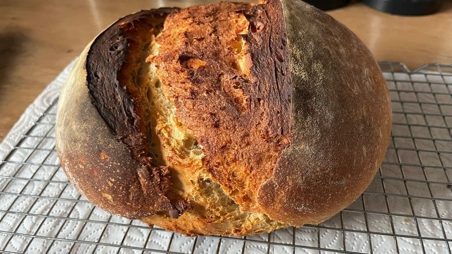 Ich habe es wieder getan - Brot gebacken