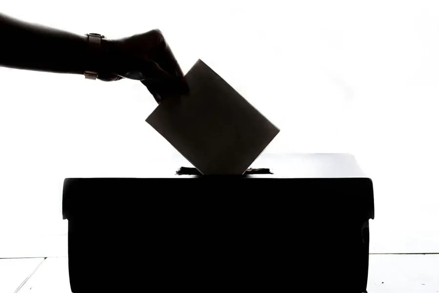 Unsere Demokratie gehört hier nicht her