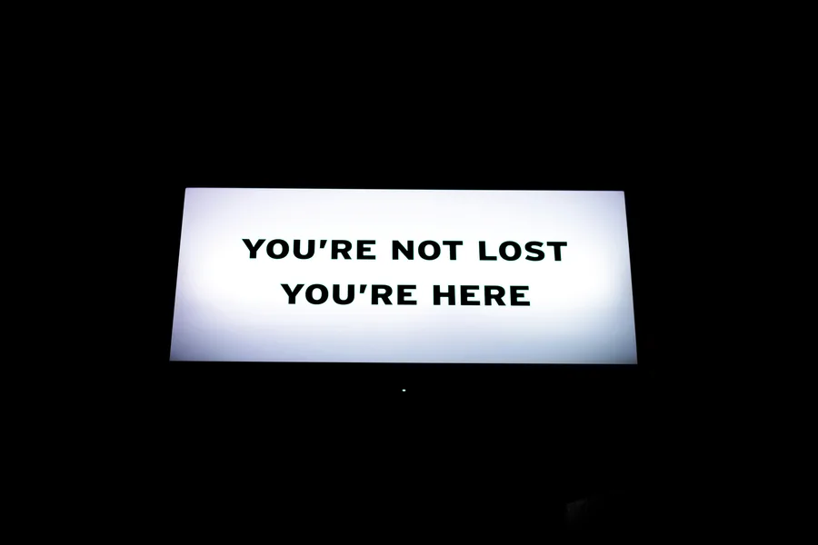 Leuchtschild mit der Aufschrift „You’re not lost, you’re here“